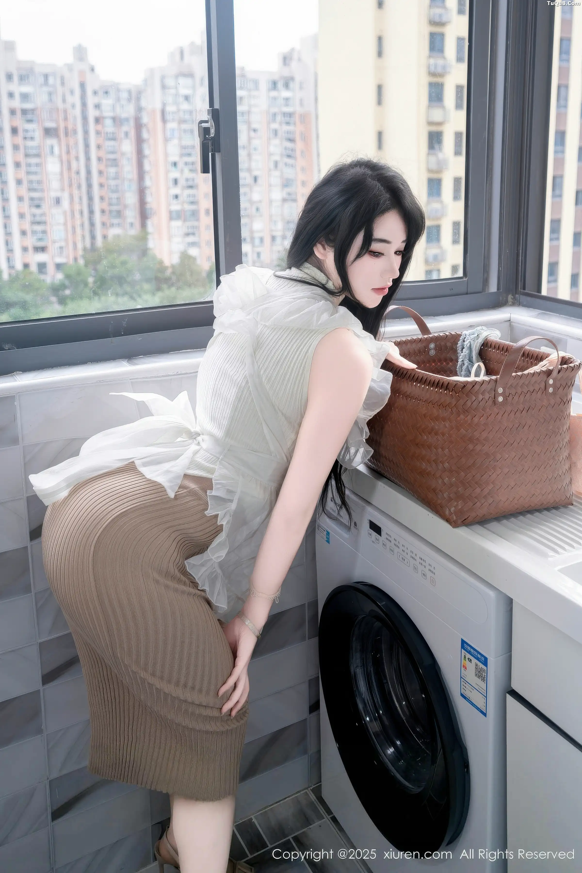 [XiuRen秀人网]第11010期汐汐爱吃草莓写真-秀人资源网